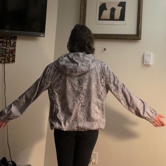 CALVIN KLEIN GREY SNAKESKIN PRINT WINDBREAKER - Picture 6 of 6